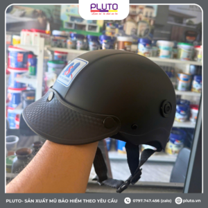 Đặt nón bảo hiểm cho cửa hàng sơn