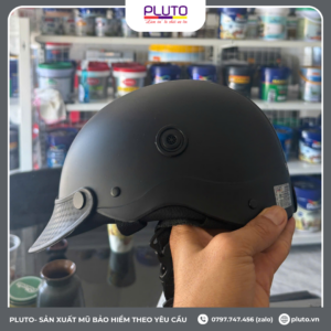 Đặt nón bảo hiểm cho cửa hàng sơn