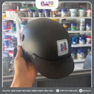 Đặt nón bảo hiểm cho cửa hàng sơn