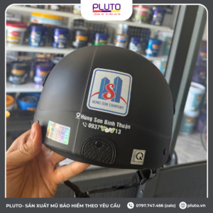 Đặt nón bảo hiểm cho cửa hàng sơn